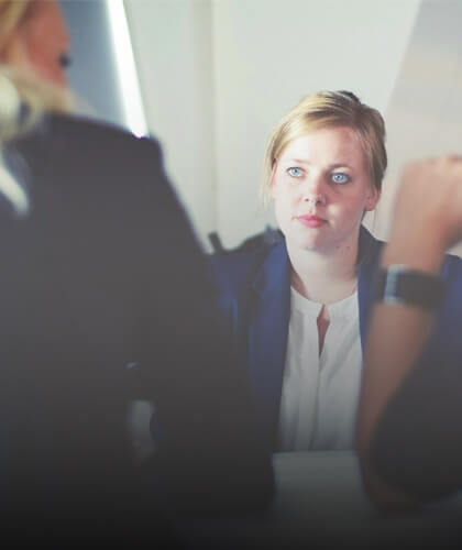 Image d'une femme face à 2 personnes de dos. Cette image est utilisé pour représenter le sujet de la relation à l'argent.