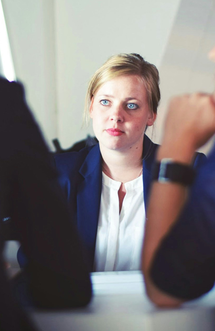 Image d'une personne face à 2 autres personnes qui semble gêner par le fait de parler d'argent avec ses interlocuteurs. Image pour représenter l'atelier sur le blocage quand il faut parler d'argent