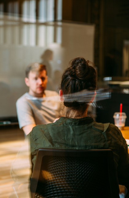 Image pour illustrer deux personnes qui parlent en tête à tête. Cette image permet d'évoquer le sujet de la difficulté à pitcher son activité face à une personne que l'on ne connait pas;