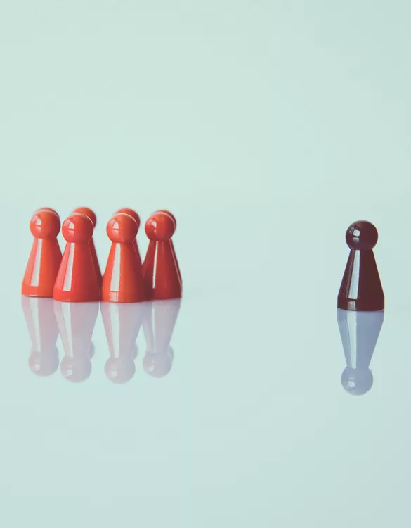 Image de pionts avec à droite un groupe de pionts rouge et à droite, un seul piont noir. Cette image sert à illustrer l'accompagnement adapté et individuel réalisé par Compte sur toi.