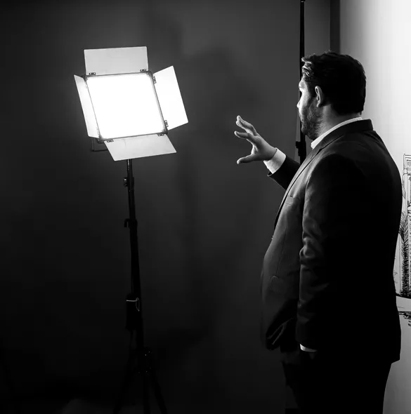 Image d'un homme devant des projecteurs pour illustrer l'offre d'atelier aux séminaires