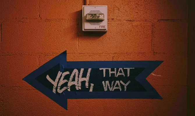 Image d'une flèche bleu avec typographie blanche pour diriger la personne vers une direction. C'est pour illustrer le propos de Jérôme NOGUER qui indique qu'il n'a pas une méthode magique car il fait du sur-mesure.