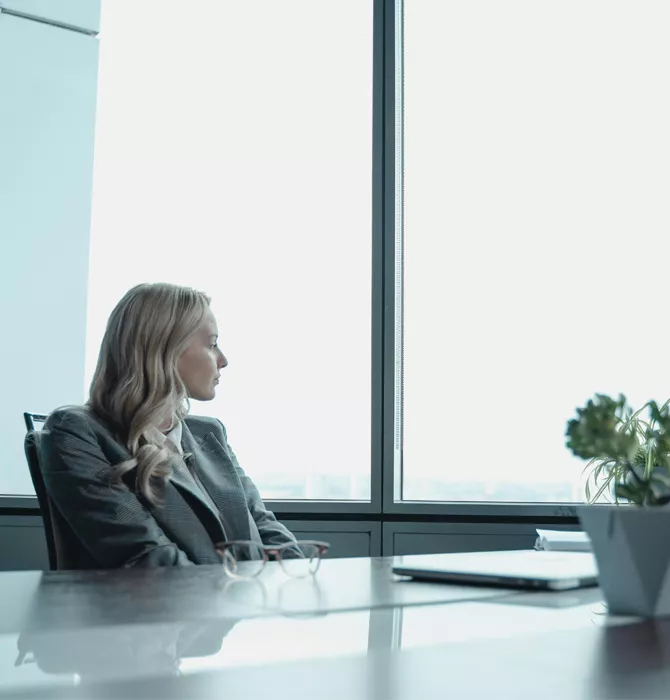 Image d'une femme illustrant une chef d'entreprise ou indépendante, dirigeante
