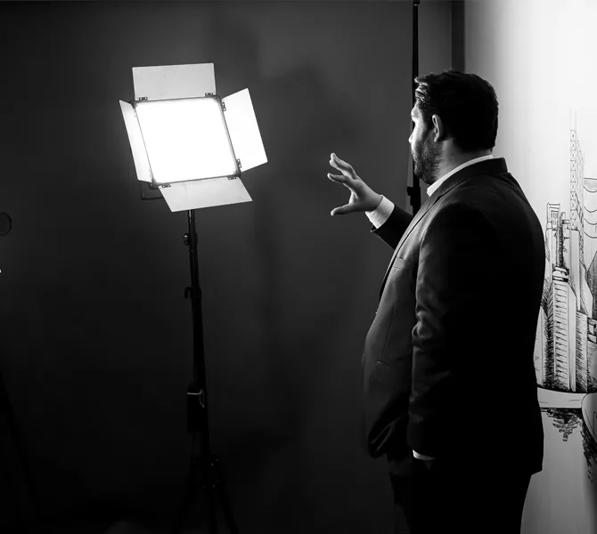 Homme face à un éclairage. Cette photo est utilisée pour représenter l'entrainement nécessaire pour bien réaliser son pitch et marquer les esprits.