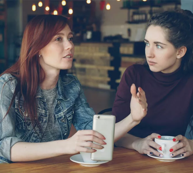 Image de deux femmes qui discutent. Cette image est utilisée pour représenter le sujet de la relation avec l'argent.