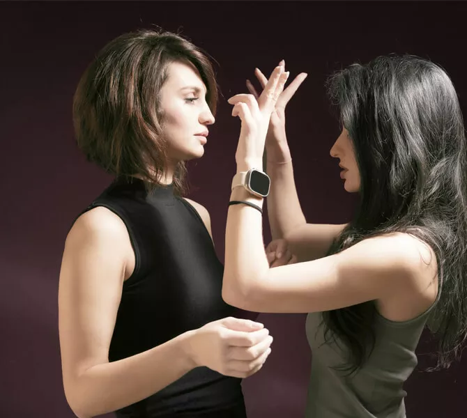 Image de deux femmes qui discutent. La scène donne l'impression d'une conversation animée du fait de la distance entre les 2. Cette image permet de représenter l'atelier sur la négociation proposé par Jérôme NOGUER 
