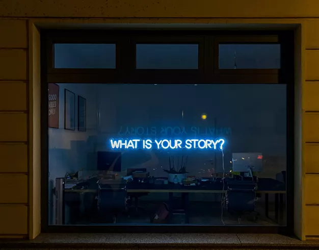 Image d'une vitrine sur laquelle est écrit "What is your story ?". Cette image représente le travail réalisé lors de l'atelier pour améliorer son message et capter l'attention.